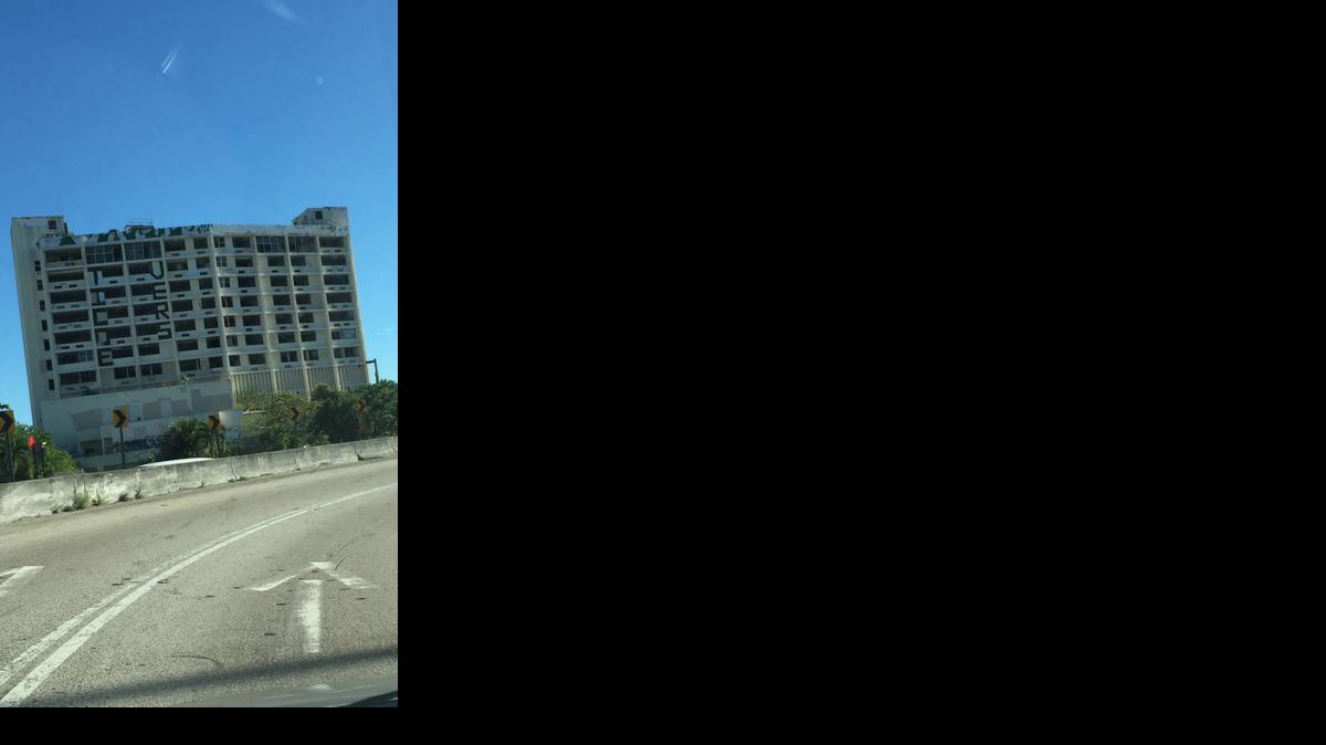 Un grafiti cubre un edificio de 11 pisos que puede verse cuando los conductores se incorporan a la autopista Palmetto en el Distribuidor de Vías Golden Glades El edificio, que en su día fue el hospital Parkway Regional West, lleva años vacío y atrae a vagabundos e intrusos.