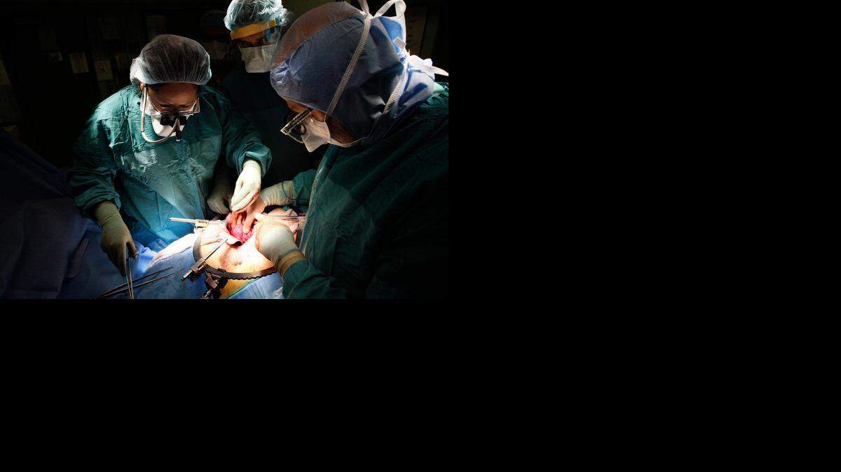 
In this photo from July 2008, surgeons remove a kidney from a live donor patient at the Miami Transplant Institute, a joint program between the University of Miami Miller School of Medicine and Jackson Memorial Hospital. 

