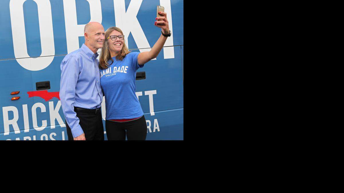 
El gobernador de Florida, Rick Scott posa para una foto con Kristin Rosen, una maestra en el Miami Dade College South Campus, el miércoles 22 de octubre del 2014.