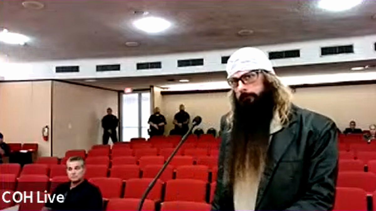 Lawrence Jay Arther, de 58 años, un veterano, se postula para el puesto interino en el concejo tras la renuncia de Bryan Calvo. Promete trabajar para el mejoramiento de la comunidad, especialmente de los veteranos discapacitados