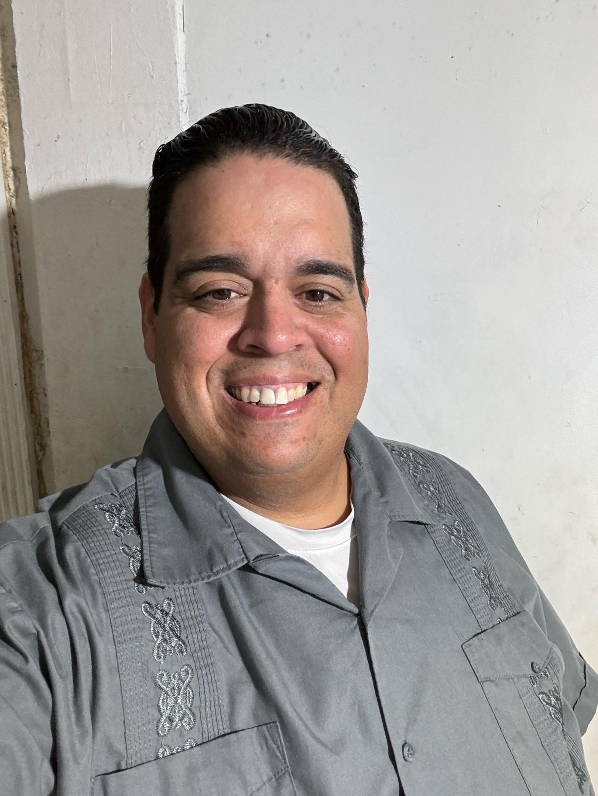 Juan Santana, de 41 años, un activista que regularmente expresa sus preocupaciones en las reuniones del concejo, se postula para el puesto interino del concejo luego de la renuncia de Bryan Calvo. Santana es excandidato a la alcaldía en tres ocasiones y también se postuló para el puesto interino del consejo en 2022 y julio de 2023.