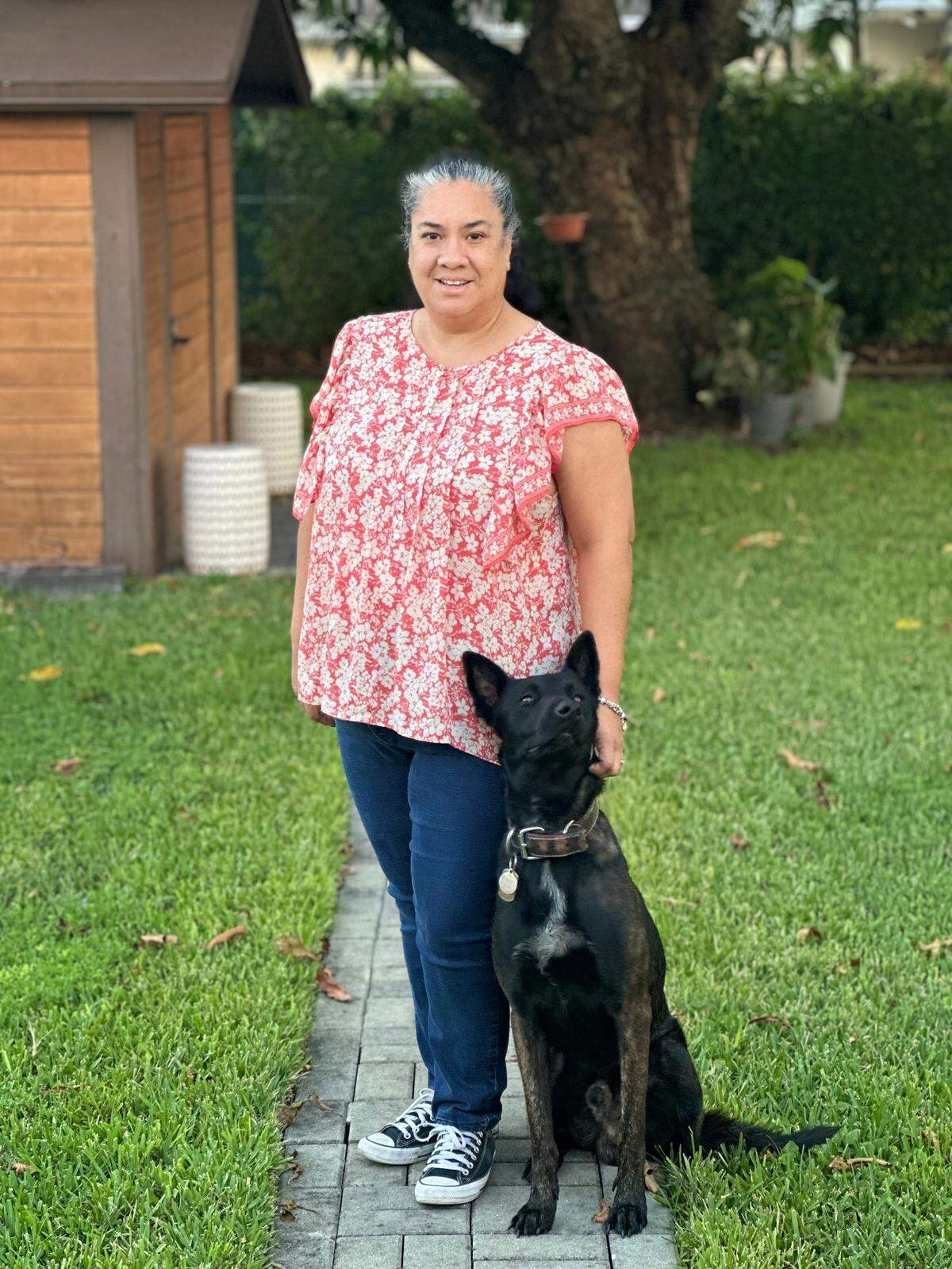 Lisa Setrini Espinosa, candidata a un puesto interino en el conscjo de Hialeah tras la renuncia de Bryan Calvo para postularse para recaudador de impuestos, posa con Max, su pastor holandés de 2 años.