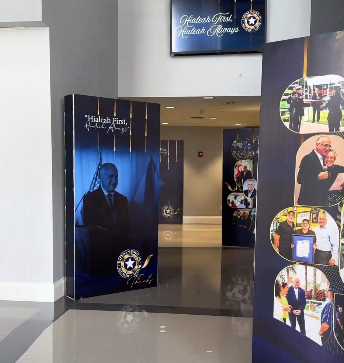 Más de diez impresiones conmemorativas en cartón pluma con imágenes del entonces alcalde Esteban Bovo Jr. se exhibieron en su fiesta de despedida, en el Centro de Artes y Entretenimiento de Milander, celebrada después de que renunciara siete meses antes del final de su mandato.