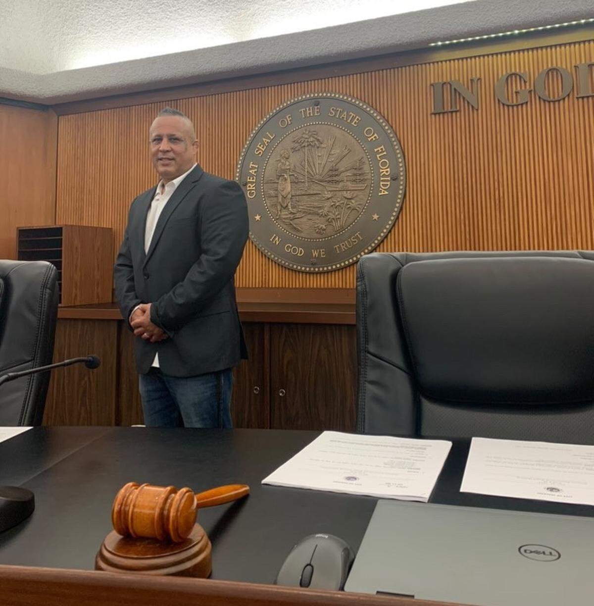 Manuel 'Manny' Reyes Jr., de 51 años, luchador profesional de artes marciales mixtas, compite por un escaño en el Concejo de la Ciudad de Hialeah. Aspira al escaño vacante de Angélica Pacheco, el cual quedó disponible después de su suspensión por parte del gobernador DeSantis debido a una investigación del FBI sobre fraude sanitario.