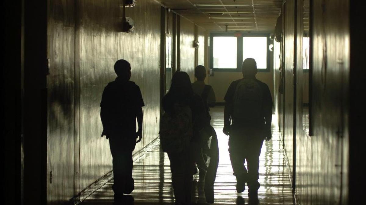 Los estudiantes que llegaron unos minutos tarde a clase en el primer día de clases buscan aulas en la José Martí Mast 6-12 Academy, en 5701 W. 24 Ave., en Hialeah, el 22 de agosto de 2011.