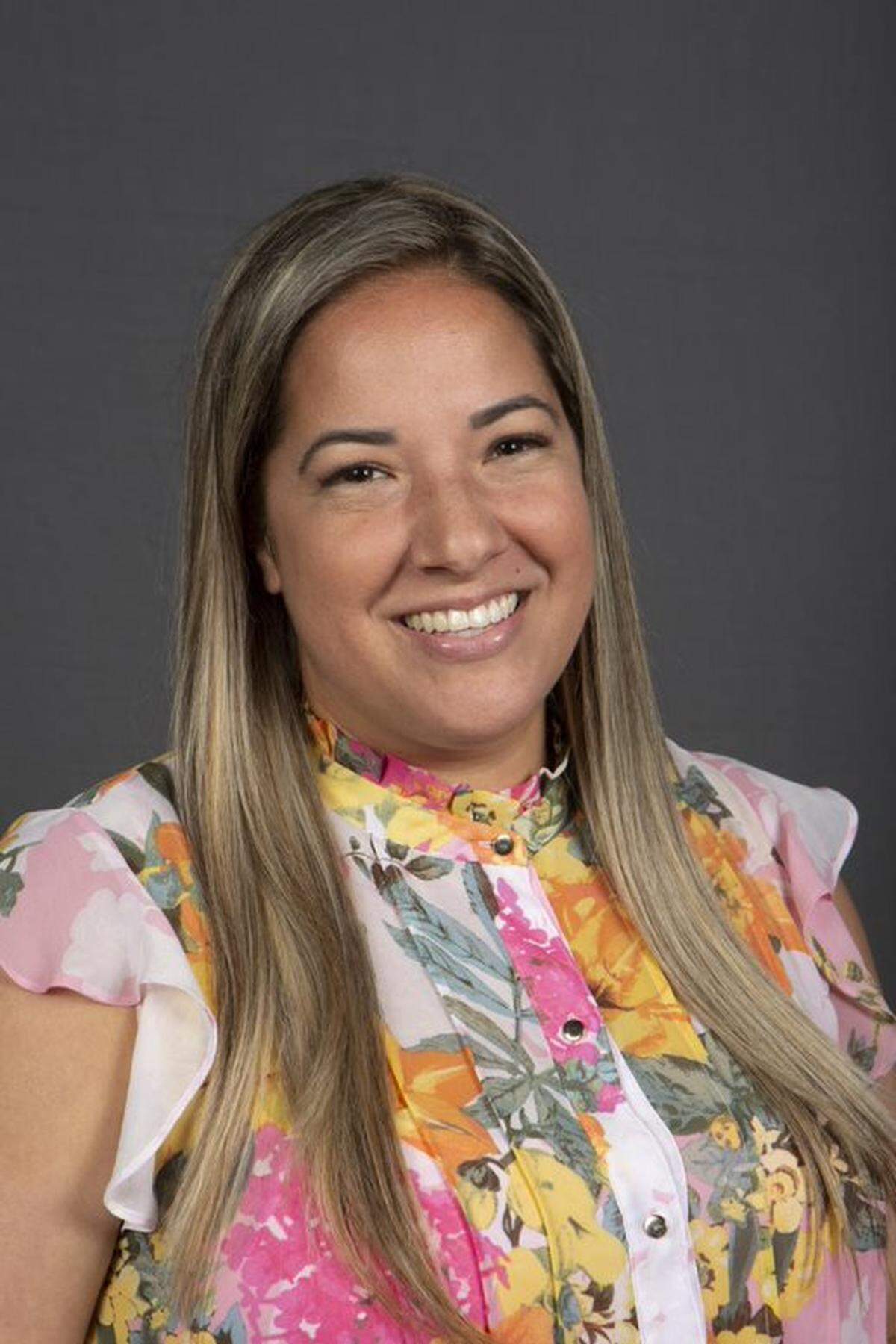 Melinda De La Vega, de 38 años, forma parte de la Junta de Preservación Histórica de Hialeah, nombrada por el alcalde en enero de 2024 para un mandato de tres años. Ella es una de las siete personas que se han presentado para ocupar el puesto vacante de Angélica Pacheco después de la destitución del gobernador DeSantis en medio de una investigación del FBI sobre fraude sanitario.