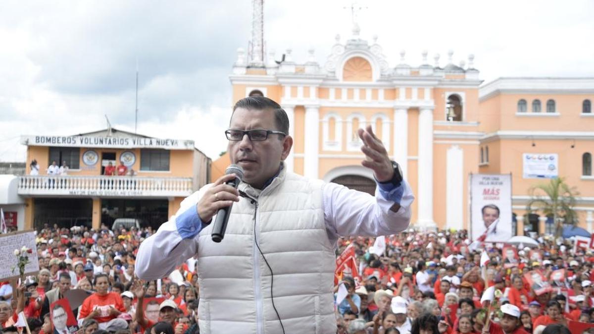 Guatemala presidential candidate Manuel Baldizón gives a campaign speech in Villa Nueva, Guatemala, in 2015. Baldizón was detained by immigration authorities at Miami Airport on Saturday, Jan. 20.