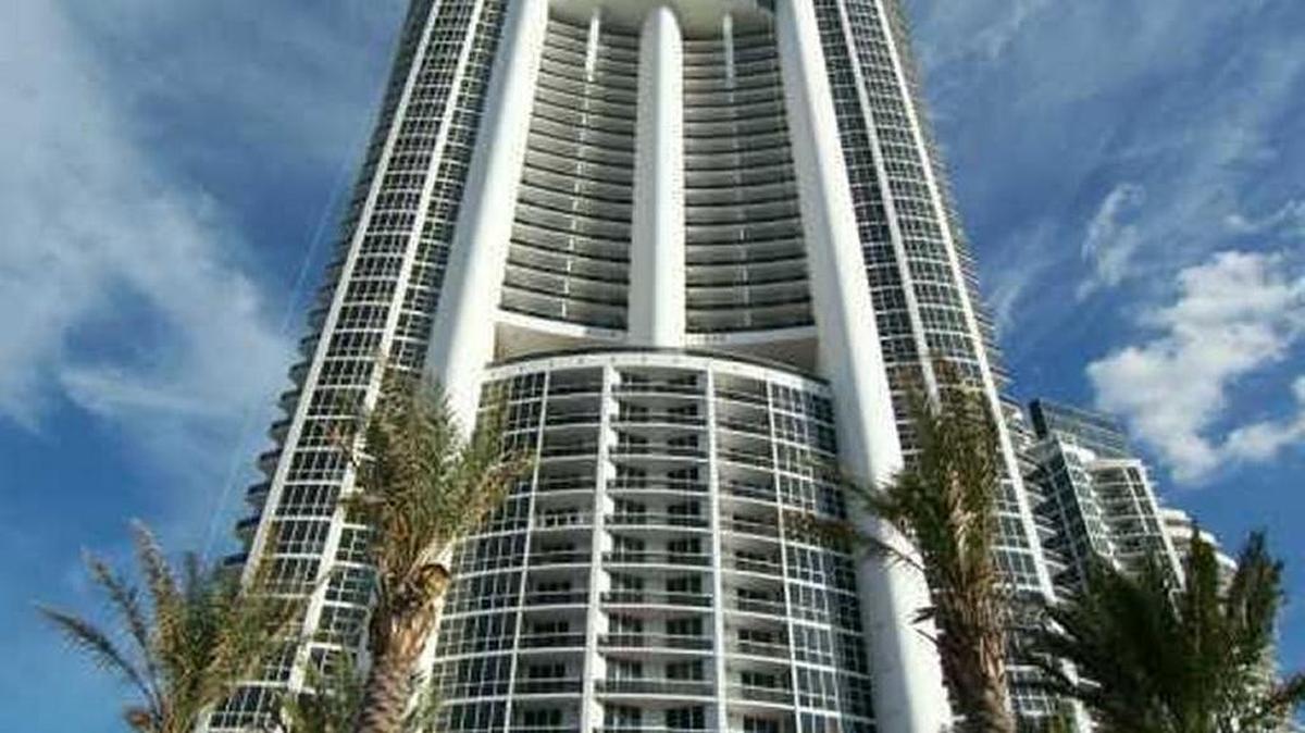 Trump Palace forma parte de la hilera de imponentes rascacielos frente al mar en Sunny Isles Beach.