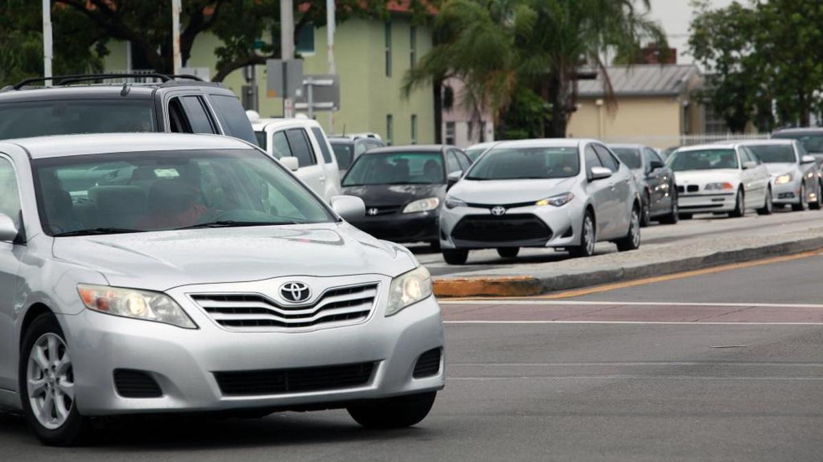 A driver makes a left-hand turn without using a turn signal.