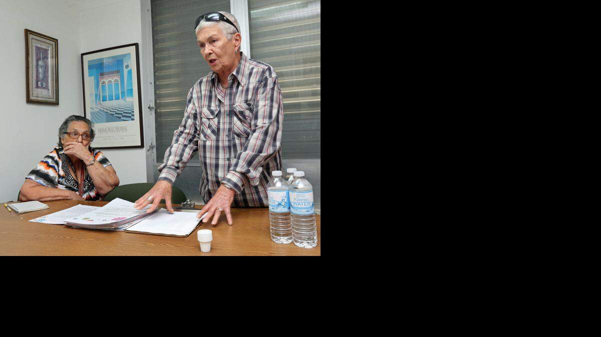 <cutline_leadin><137>Aracelys Milian <137></cutline_leadin><137>y María Campos, de la asociación de residentes de Robert King High Towers, convocaron una rueda de prensa luego de reunirse con las resspectivas autoridades condales.<137><137><252><137>Aracelys Milian and María Campos, of the Association of Neighbors of Robert King High Towers, complain about persistent problems at the Little Havana public housing complex for the elderly. They met with the director of the Miami-Dade County Public Housing and Community Development Department who promised to resolve the issues.
