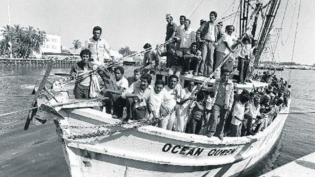 Esto ha estado sucediendo durante décadas. En abril 1980, Un barco camaronero que regresa de Mariel, Cuba, está lleno de refugiados cubanos cuando aterriza en la Base Naval de Cayo Hueso.