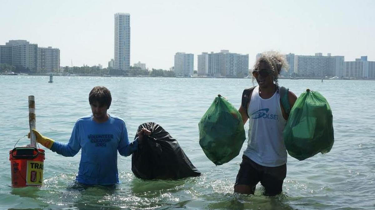 
Dave Doebler, president of VolunteerCleanup.org, and Juan Cedano, founder of Solset Eco-Movement, collect debris around Monument Island.
