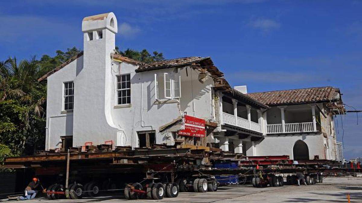 
The 1924 Walter DeGarmo mansion on 27 Star Island is moved to make way for a 20,000-square-foot mansion that will be built closer to the water on the same property.
