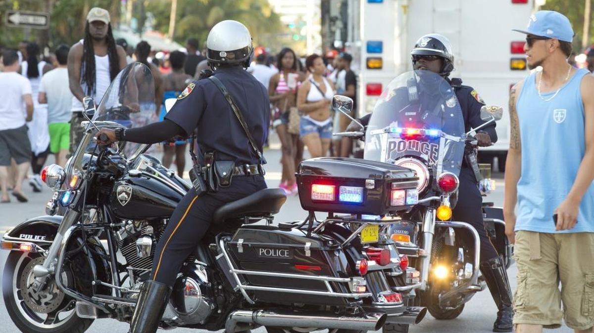 In preparation for large crowds during Memorial Day Weekend in South Beach in 2016, Ocean Drive was closed to vehicles and hundreds of police officers were deployed.