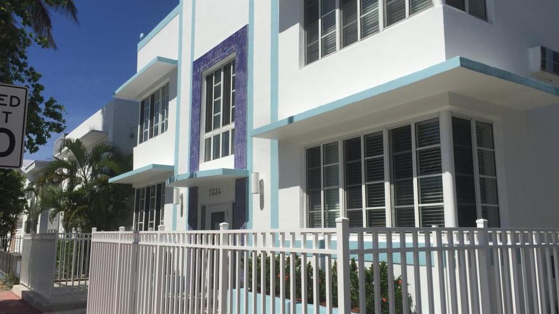 This 1947 apartment building in North Beach shows the transition from the Art Deco to MiMo style.