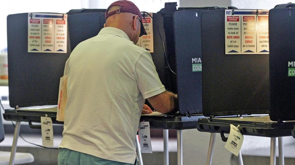 An early voter in Miami Beach casts his ballot in 2015 at Miami Beach City Hall. This year’s early voting began Monday.