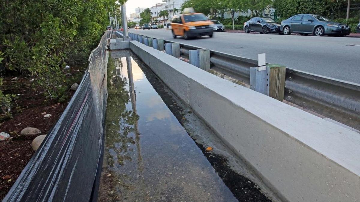 Se construyó un muro de concreto temporal para detener los niveles de agua en Indian Creek Drive y aproximadamente 27 Street en Miami Beach durante las mareas reales en octubre de 2016.