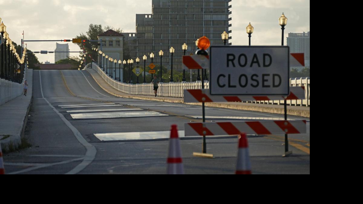 
The westernmost stretch of the Venetian Causeway, including the bridge and toll booth, were closed after midnight Monday for a nine-month, $12.4-million bridge repair project that will seal off direct access from the Miami mainland to the Venetian Islands and Miami Beach. Monday June 1, 2015.

