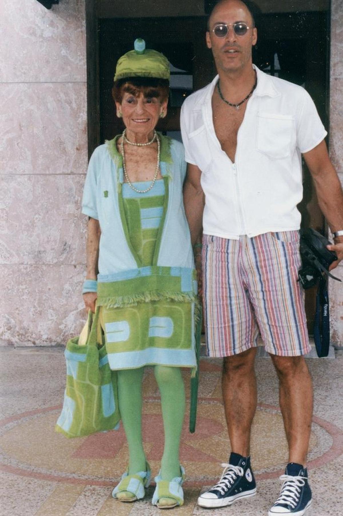 Irene Williams with filmmaker Eric Smith on South Beach about 1997. Williams wore towels to create a signature head-to-toe look, including shoes, dress, jacket, bag and hat — the same outfit she modeled for her shoot with photographer Annie Leibovitz.