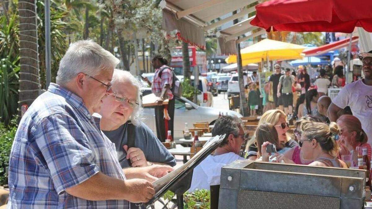 Miami Beach is regulating sidewalk cafe operators who don’t advertise prices or try to trick customers into ordering expensive food and drinks.