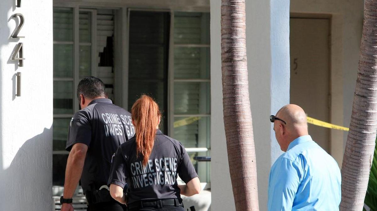 Miami Beach police investigate a fatal stabbing in a South Beach apartment at 1241 14th St. on Thursday, Dec. 21, 2017.