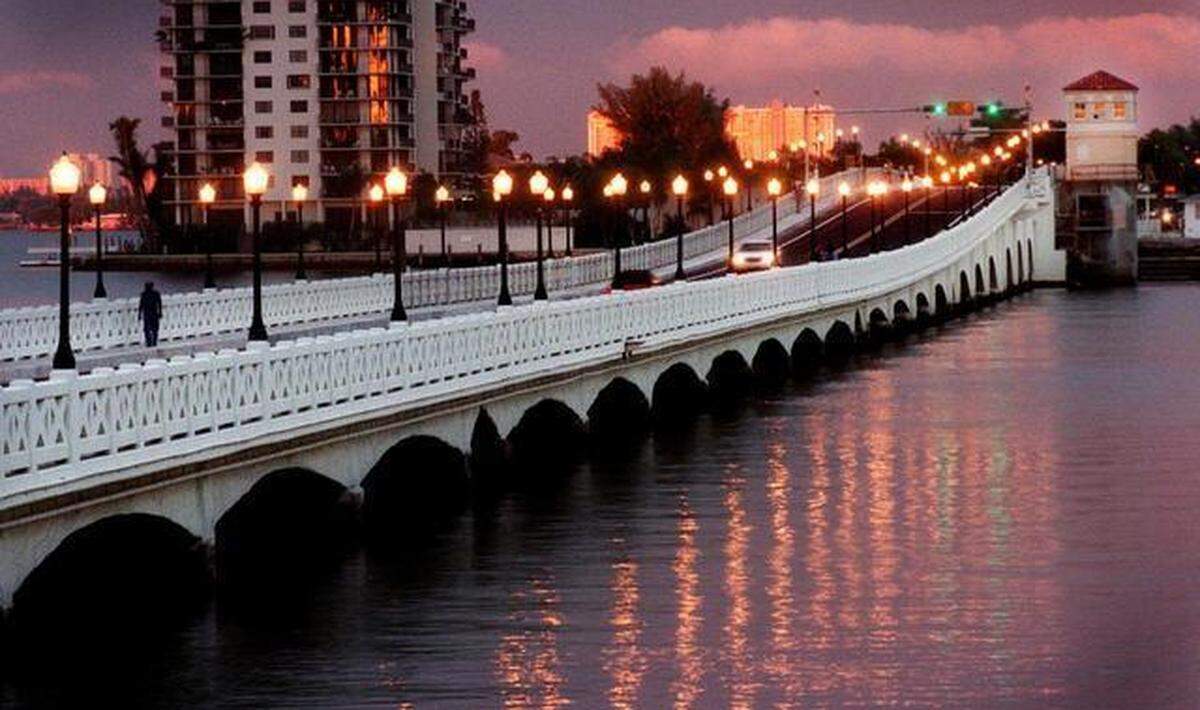 A view of the westernmost drawbridge on the historic Venetian Causeway, as it appeared several years before it was demolished and replaced with a higher replica in 2016.