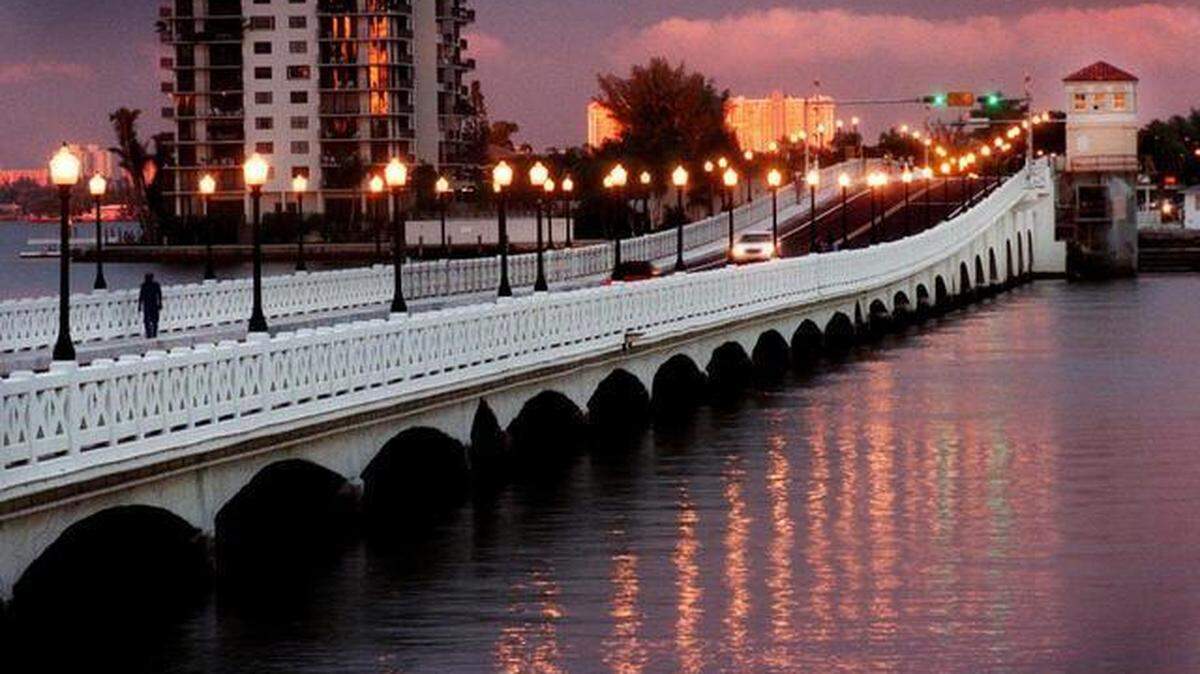
A view of the westernmost drawbridge on the historic Venetian Causeway as it appeared several years before it was demolished and replaced with a higher replica in 2016.