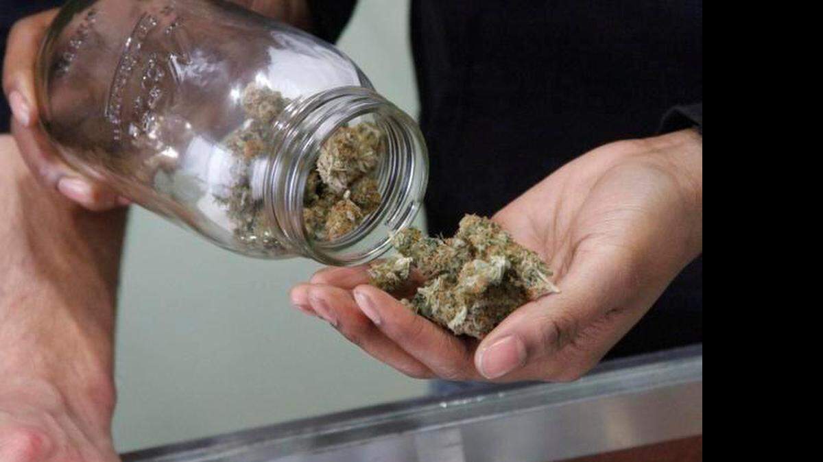 
Miami Beach commissioners passed an ordinance Wednesday to give police officers the option of issuing civil citations for possessing 20 grams or less of marijuana. 
