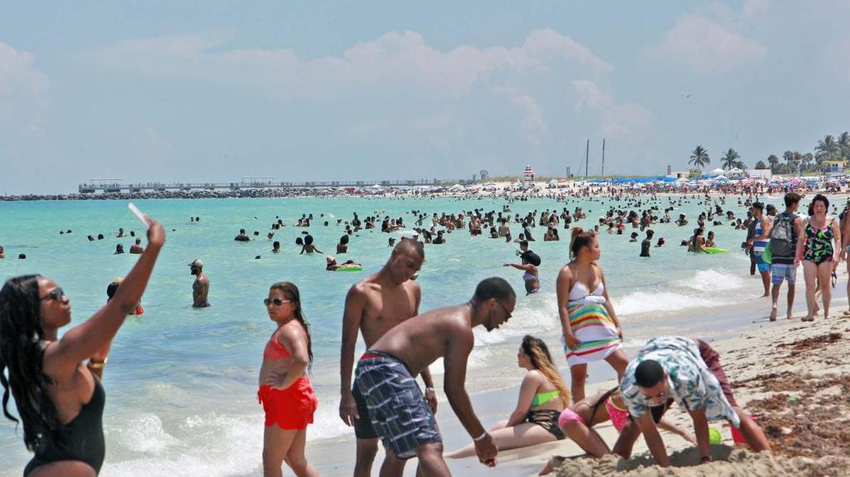 The beach, at Fifth Street, during Memorial Day in Miami Beach, Monday May 30, 2016.