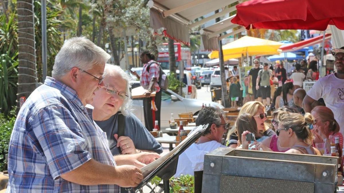 Miami Beach wants to regulate sidewalk cafe operators who don’t advertise prices or try to trick customers into ordering expensive food and drinks.