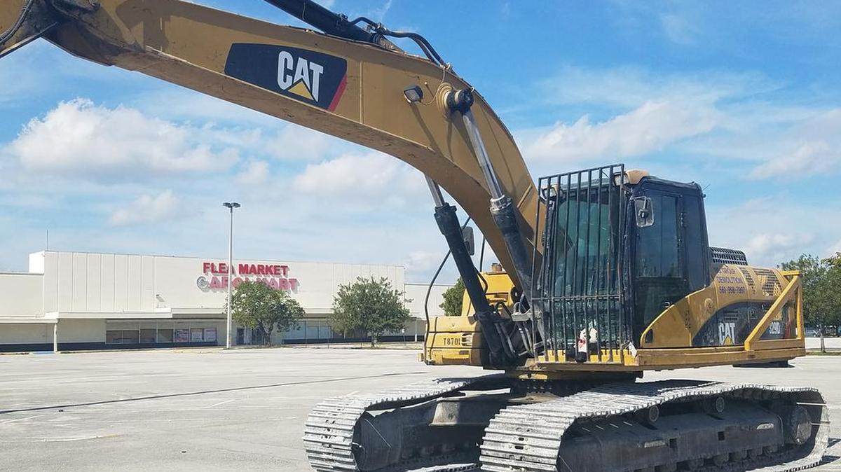 The Carol Mart flea market in Miami Gardens will be torn down to make way for a new shopping center.