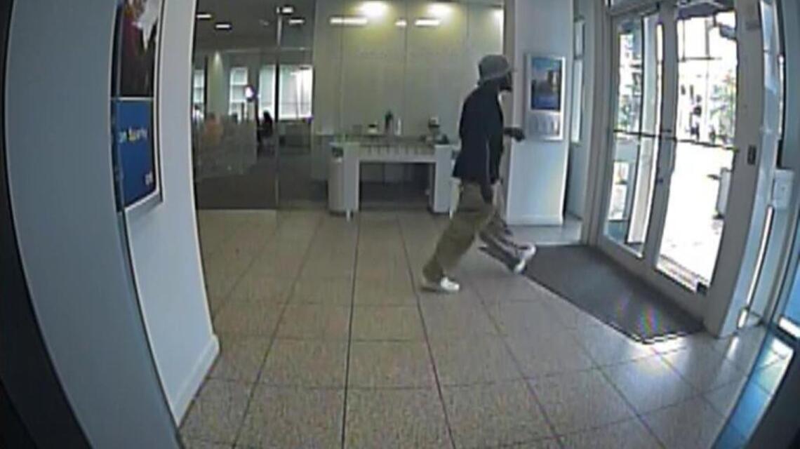 Robber holds up bank with a relic of the ‘70s on his head