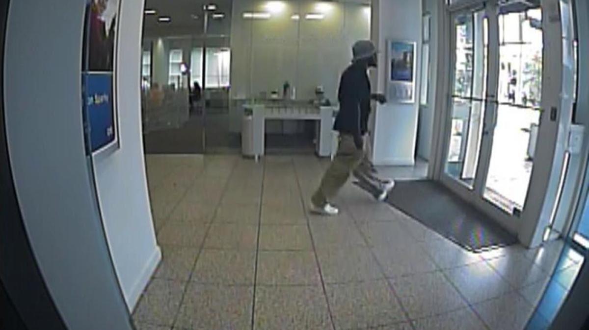 Monday’s bank robber exits Citibank