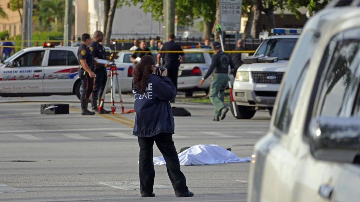 
Police investigate a fatal crash involving a gray Chevrolet that struck two students near North Miami High, killing one.

