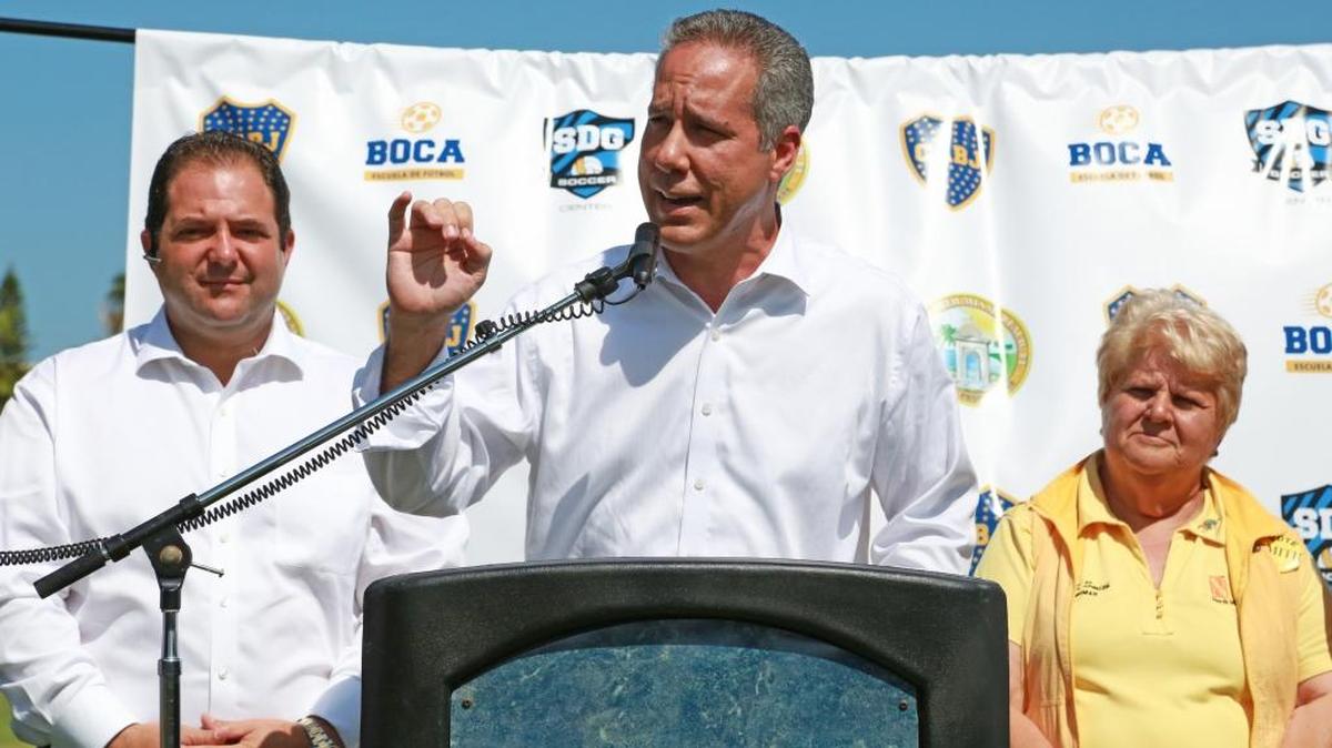 Mayor George Vallejo, center