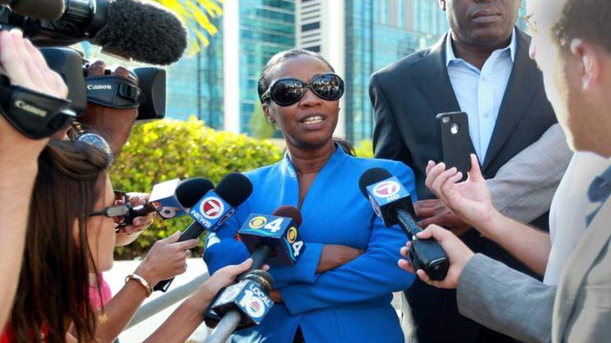 
Suspended City of North Miami Mayor Lucy Tondreau talks with the media outside the United States Federal Courthouse in downtown Miami, May 20, 2014. The mayor was charged with mortgage fraud by the U.S. Attorney and posted bond.
