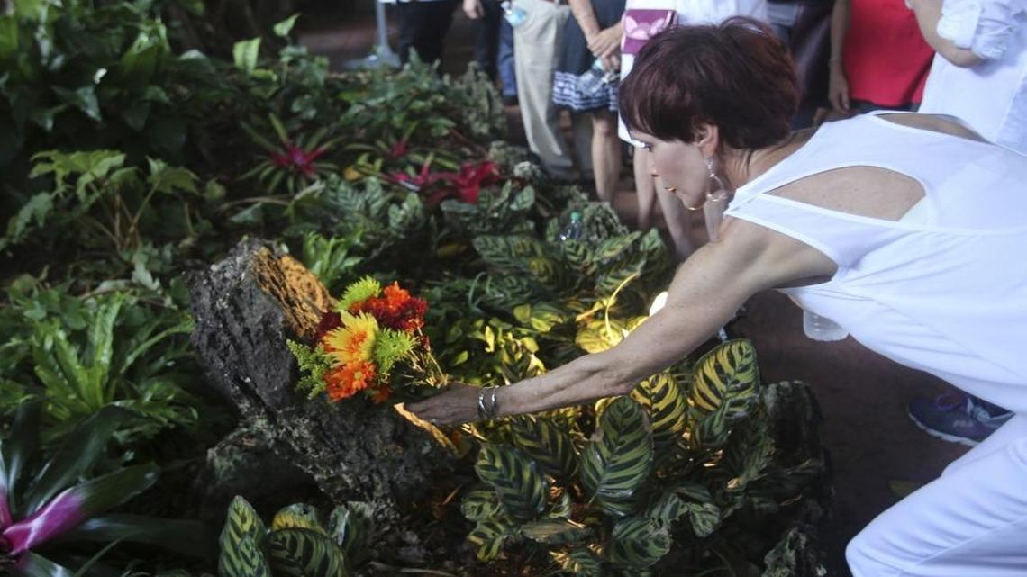
Marion Golen of Weston places a bouquet of flowers next to a plaque at the newly-commemorated Steven Sotloff Memorial Garden at Pinecrest Gardens on Saturday, Sept. 12, 2015. The plaque is part of the memorial garden at Pinecrest Gardens. The garden honors the work and memory of Sotloff, the Pinecrest journalist who was slain by the Islamic State a year ago.
