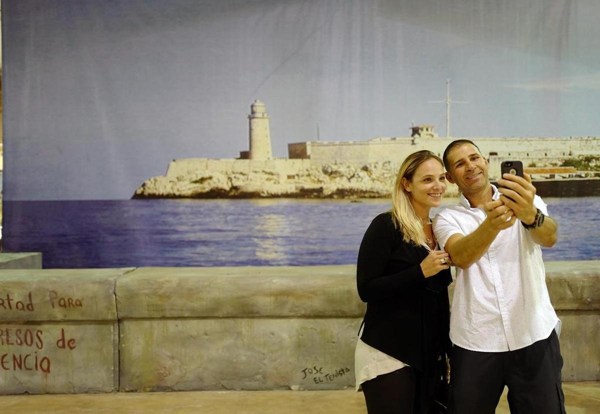 Posing in front of a backdrop of El Malecón de La Habana.