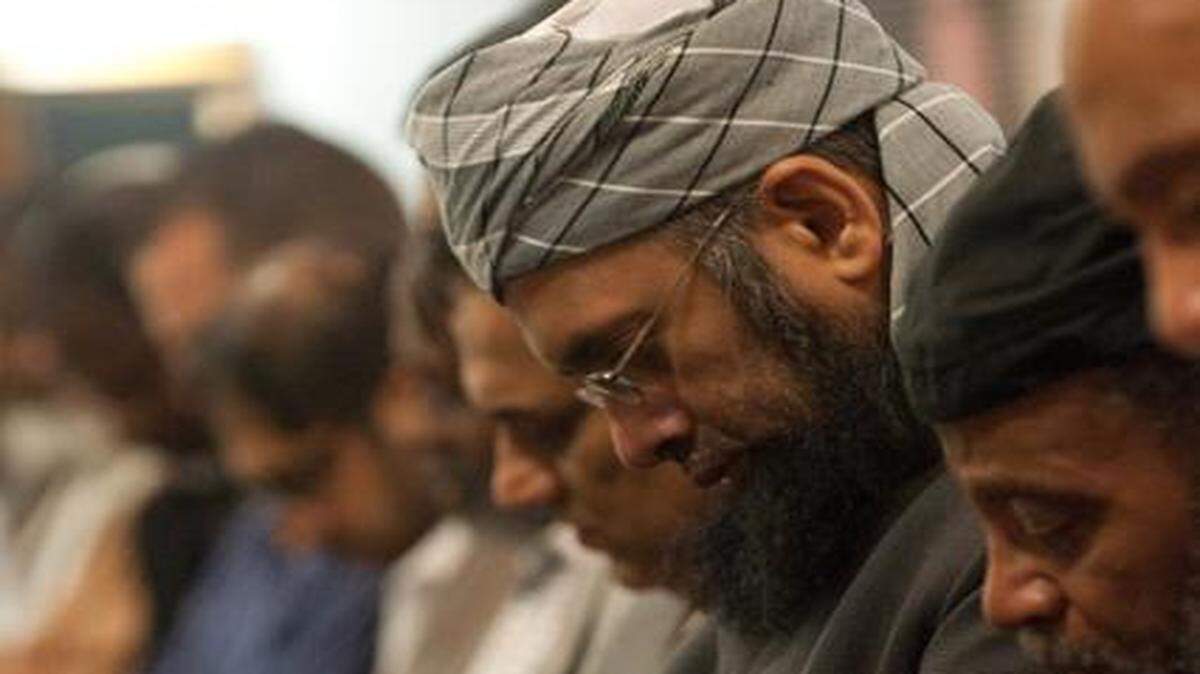 
PRAYERS FOR PEACE: Zackaria Badat, Imam at the Islamic School of Miami, and other faithful pray before the start of a meeting with federal law-enforcement agents.


