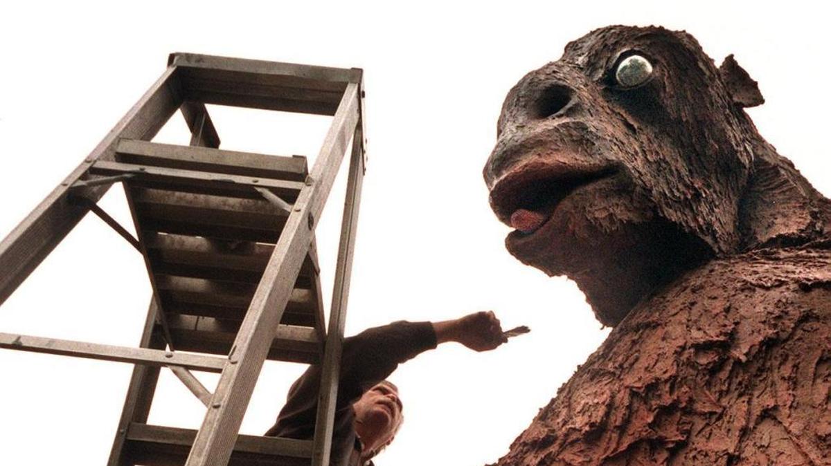 Remember this guy? Here’s a photo from the late ’90s, when they were doing some touch-ups to the Miami Museum of Science’s giant sloth.