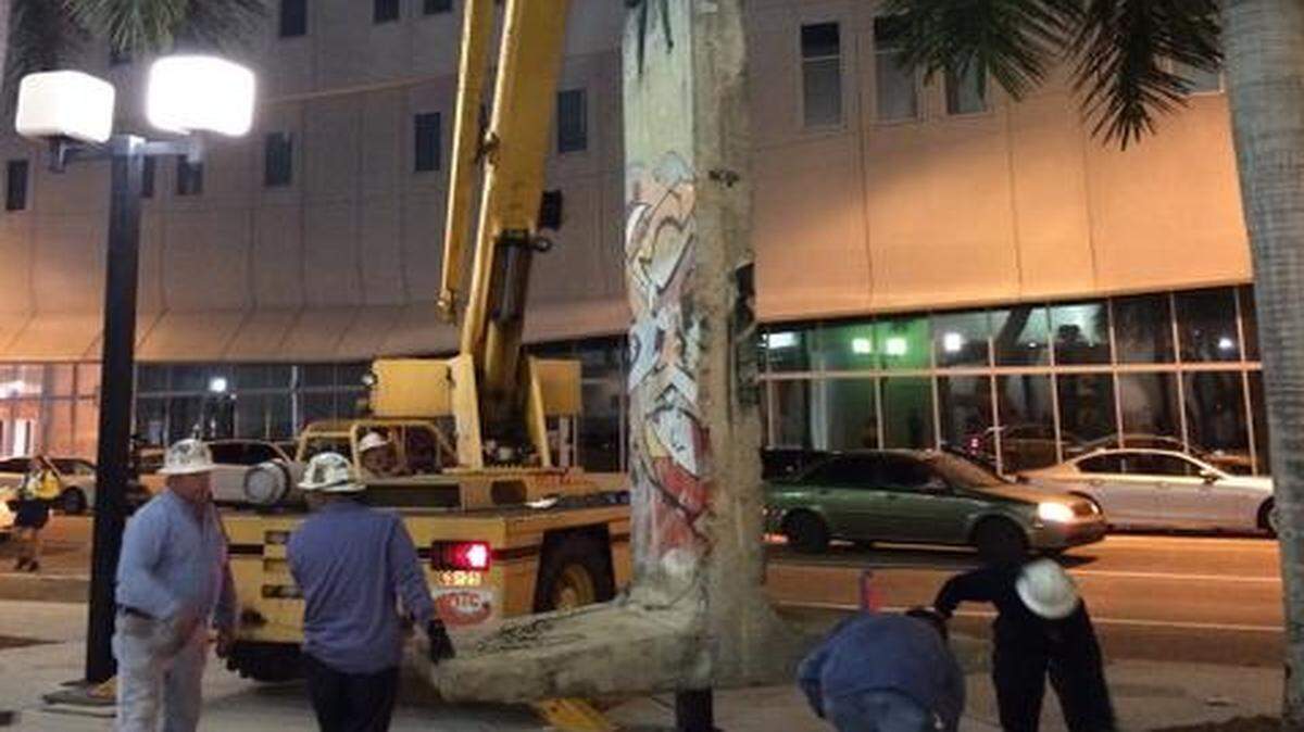 
Workers unload a 10,000-pound segment of the Berlin Wall that arrived in Miami about three weeks ago from Berlin. Representatives from the German Consulate General in Miami, the City of Miami and Miami Dade College will unveil the segment this Sunday at MDC’s Wolfson Campus as part of a gesture of gratitude from Germany to the U.S.
