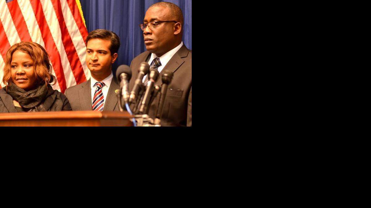 
South Florida’s newest lawmaker, U.S. Rep. Carlos Curbelo of Miami, is framed by Cuban dissidents Jorge Luis García Pérez, known as Antúnez, and his wife, Yris Pérez Aguilera, They were no Capitol Hill Tuesday in advance of President Barack Obama’s State of the Union address, and were critical of the White House’s recent moves to thaw relations with Cuba.
