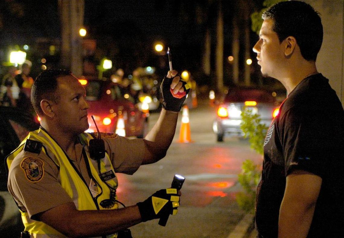 Algunos policías del sur de la Florida están especialmente capacitados para buscar señales en conductores bajo la influencia de la marihuana..