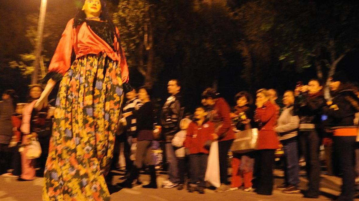 The Gigantona , a typical character of the Nicaraguan folklore, dances with attendees at La Gritería in 2010.