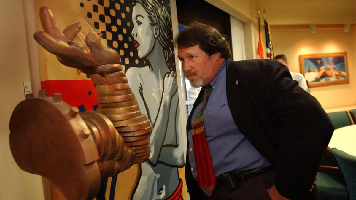Seen in 2002 at a City Hall art exhibit, Robert Parente played a large role in Miami’s film and cultural scene during his eight years as the city’s film czar. Parente died Wednesday of complications from heart disease. He was 62.