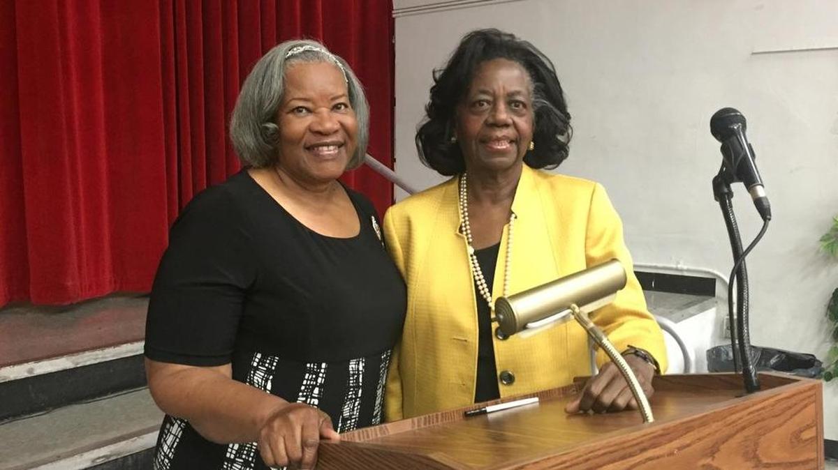 
HistoryMakers Bea Hines and Dorothy Fields speak to Brownsville Middle School students about their neighborhood’s past.
