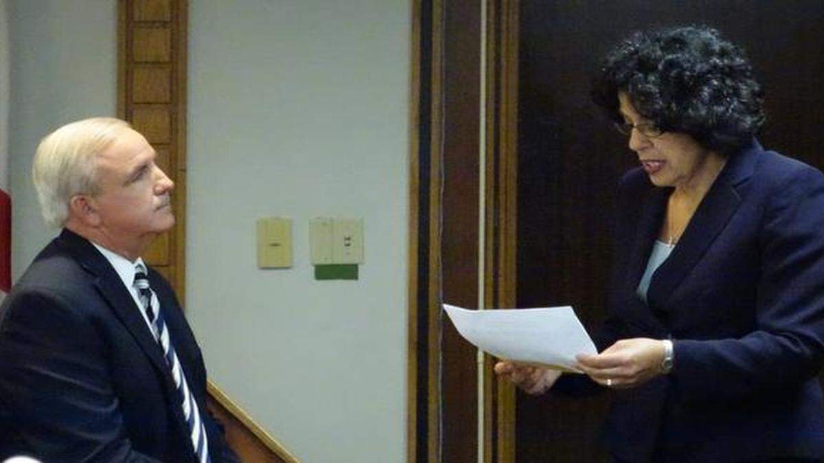 
Miami-Dade Carlos Gimenez testifies Wednesday in the corruption trial of former Homestead Mayor Steven Bateman. At right is prosecutor Isis Perez.
