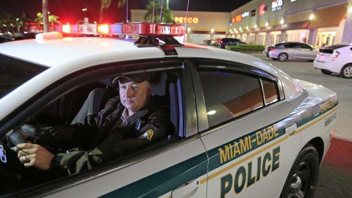 Miami-Dade Police Officer Kenny Bonnet patrols a mall in Kendall on Wednesday, Dec. 13, 2017.