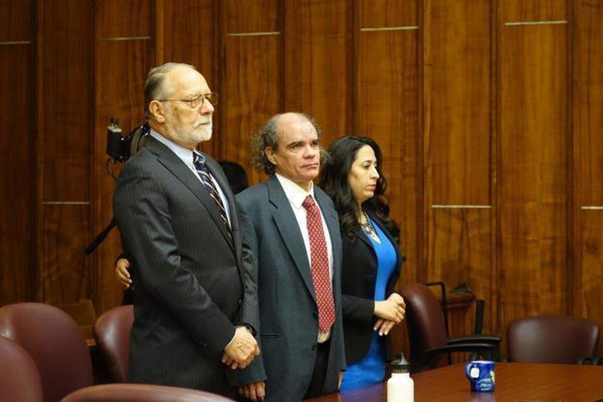Rodobaldo Sanchez, flanked by lawyers Lucian Ferster (left) and Damaris Del Valle (right) in court in February 2015. Jurors convicted Sanchez of the savage hammer attack on Little Havana convenience store owner Yue “Alex” Kui Cen in December 2011.