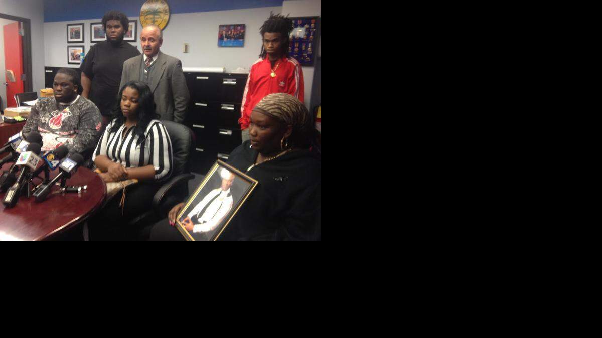
The family of Presley Francois makes a public plea WEdnesday at the Miami Police Department to help find the security guard’s killer.
